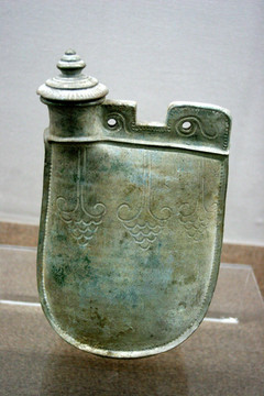 科尔沁博物馆 挂银划花带盖陶鸡冠壶