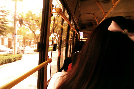 公交车上的蝴蝶结