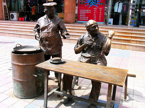 内蒙古赤峰市步行街 人物雕塑
