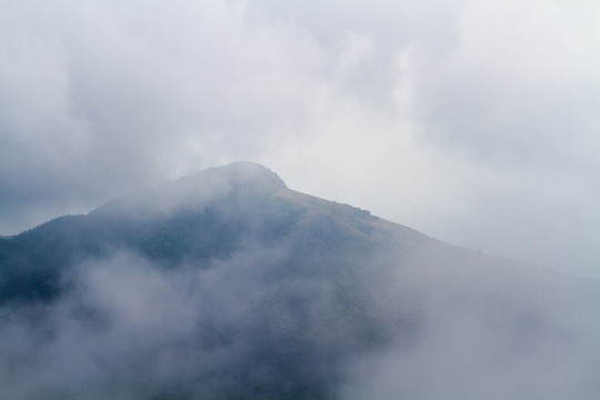 云中的山