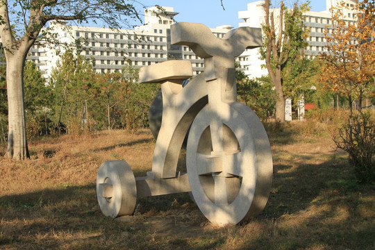清华大学 三轮车雕塑