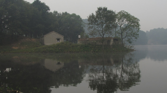 水边人家沐晨烟