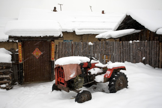 呼伦贝尔 白雪覆盖农家院