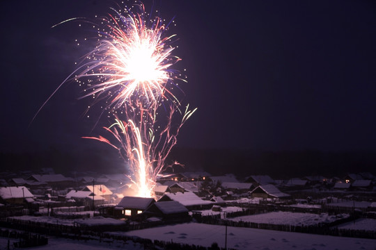 山村燃放烟花