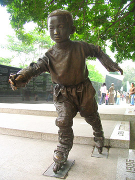 深圳人的一天雕塑 滑冰的小孩