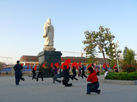 广场晨练太极扇