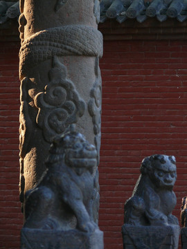 文物龙柱和石狮子
