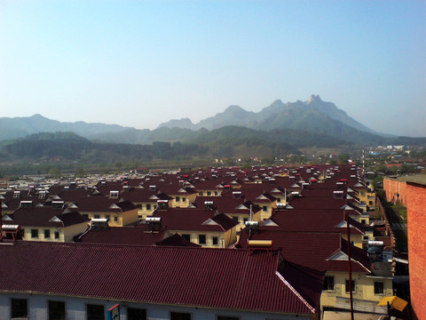 凤凰山下的花园新村