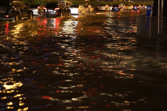 天降暴雨水淹马路