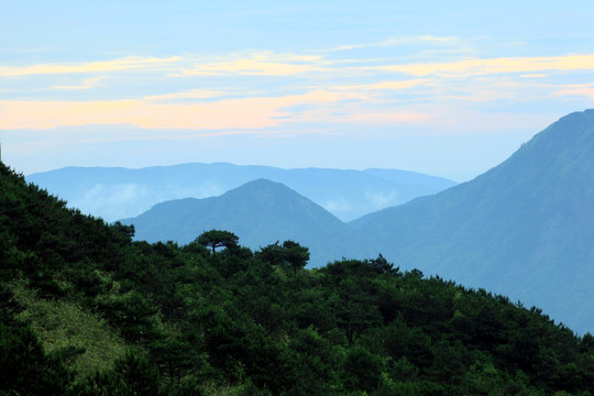 群山层叠