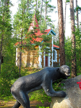 森林木屋 黑熊雕塑