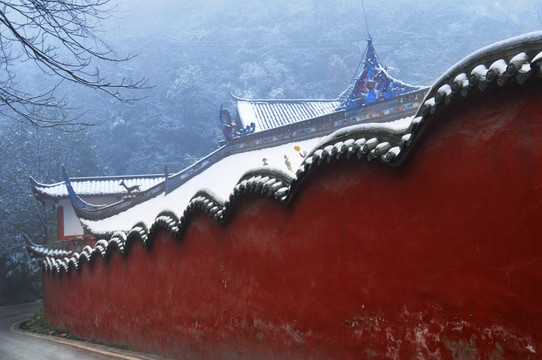青城山雪景红砂墙