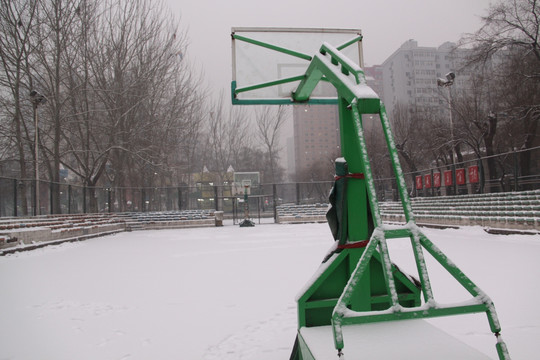 雪后篮球场