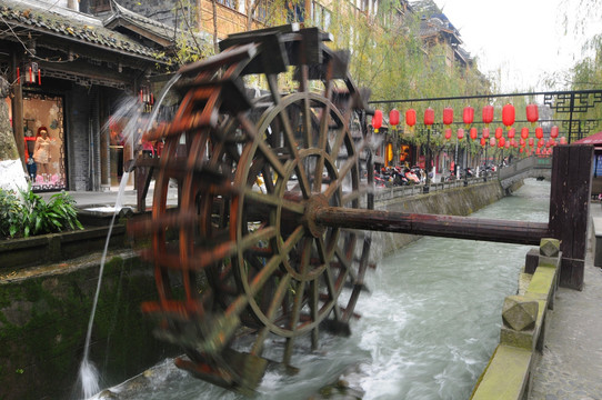 都江堰街头水车景观