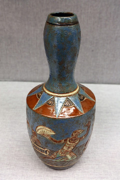 蓝釉长颈瓷瓶