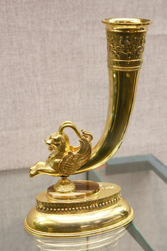 土库曼斯坦镀金翼狮角形杯