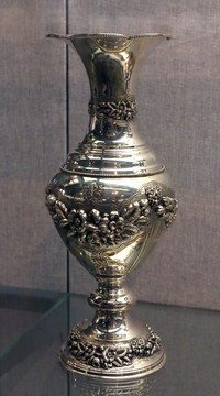 乌兹别克斯坦长颈高足银花瓶