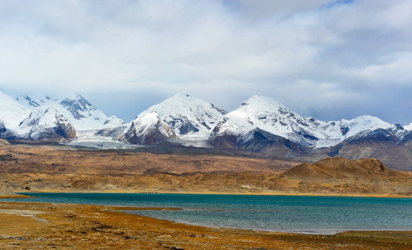 雪峰碧湖