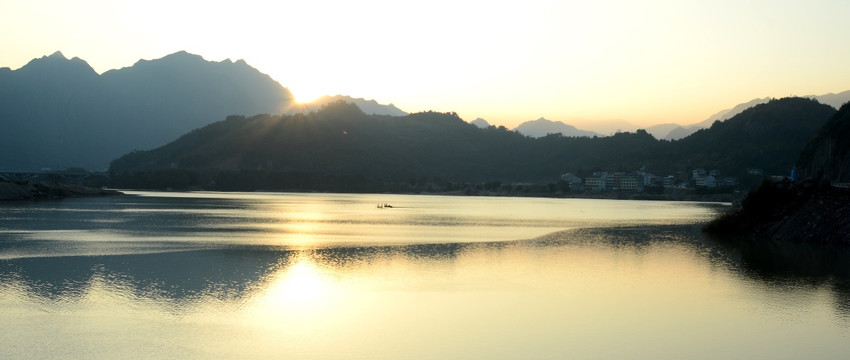日落湖面