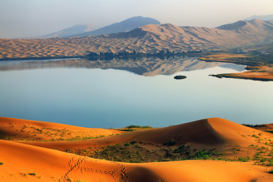 巴丹吉林沙漠 湖泊
