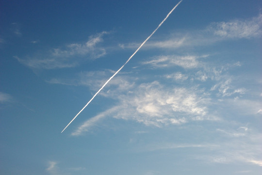 飞机划过 天空
