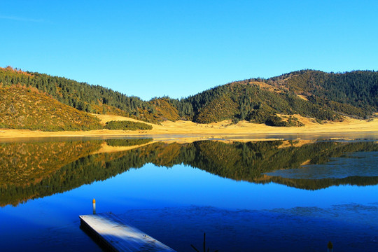 香格里拉 属都湖