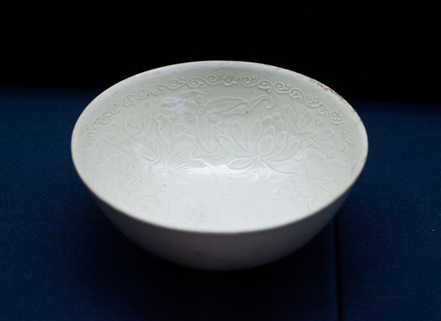 白釉印花莲纹碗