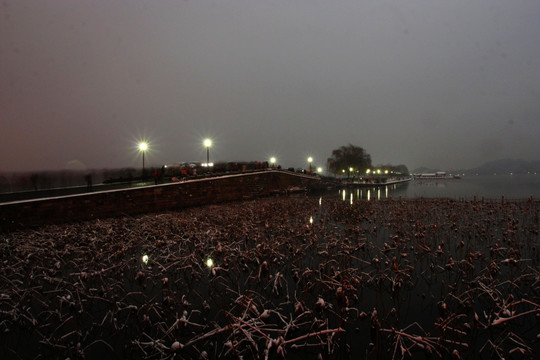 暮色中的断桥残雪