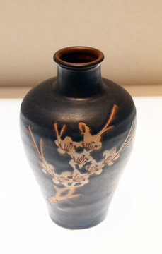 吉州窑黑釉梅花纹瓶