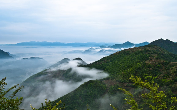 天空和山