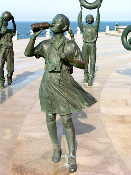 海之韵广场雕塑 喝饮料的女孩