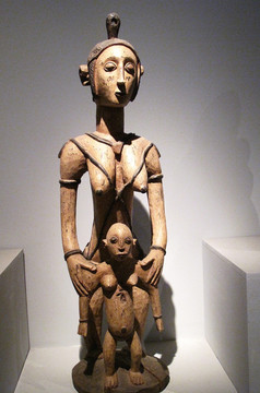 扶孩子学步的母亲 非洲雕刻