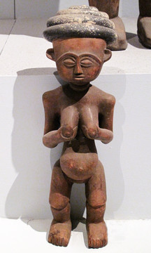 双手握乳的女子 非洲雕刻