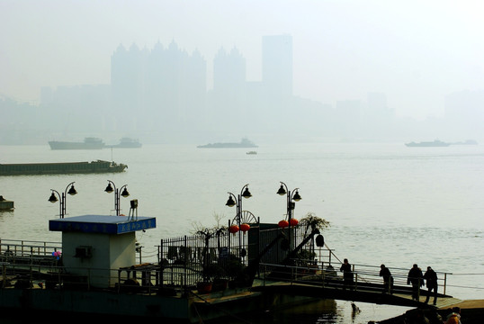 武汉市汉口江滩雾霾天气