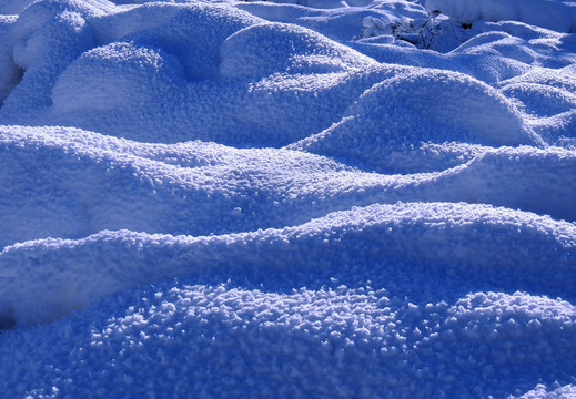 优美线条的雪包