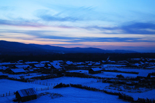 边塞雪村夜色美