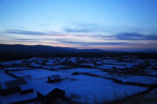 边塞雪村夜色美