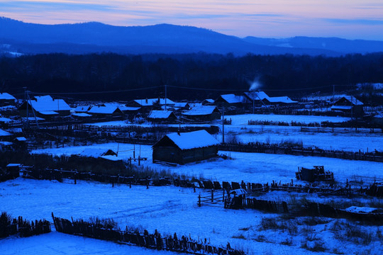 边塞雪村夜色美