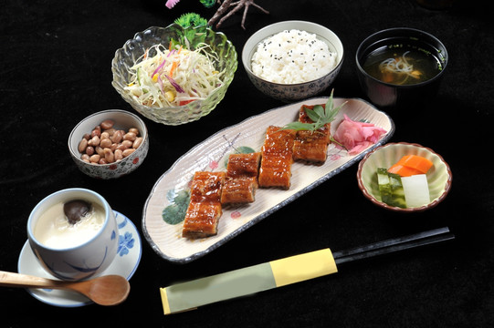 烤鳗鱼套餐饭