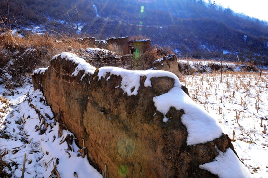 汶川萝卜寨土墙雪景