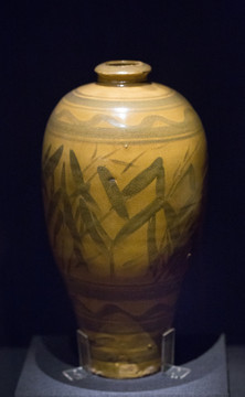 黄釉黑彩竹纹瓶