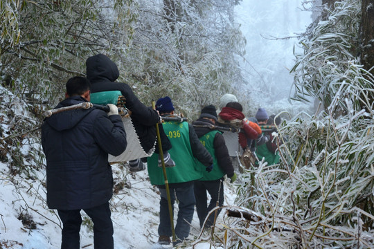 峨眉山雪景滑杆