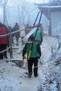 峨眉山雪景滑杆