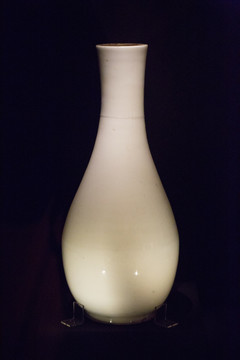 德化窑白釉暗花胆式瓶