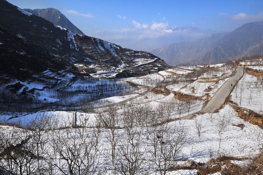 汶川萝卜寨田园瑞雪