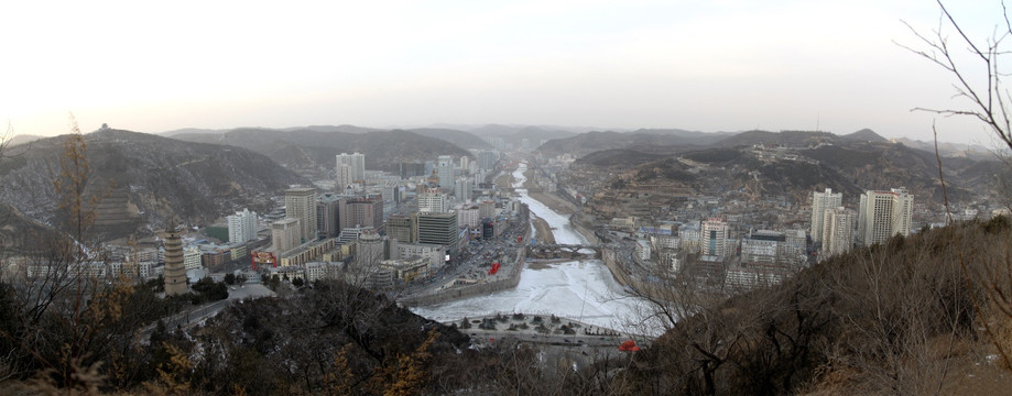 延安全景 延安风光 宝塔山上俯视延安