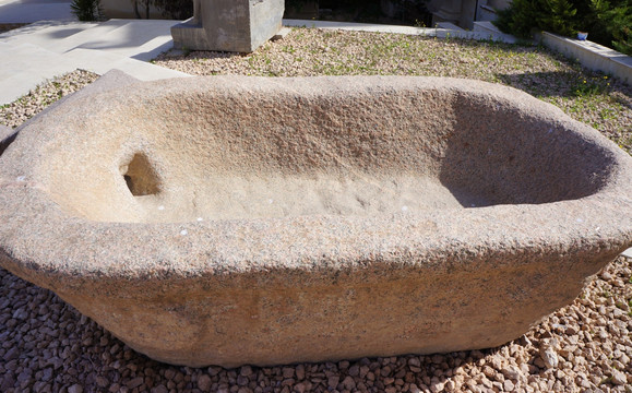 古代石头洗浴盆