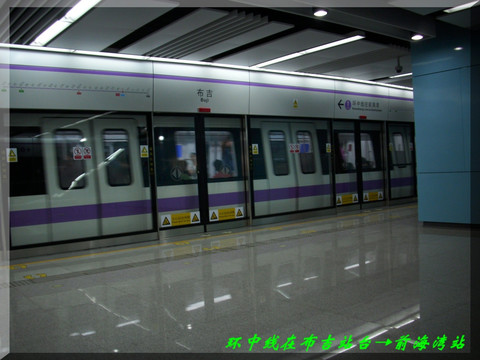 深圳地铁环中线布吉站台