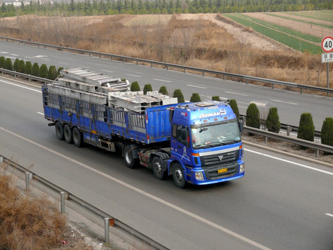 高速路上货车