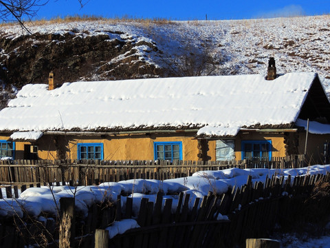 雪色山村